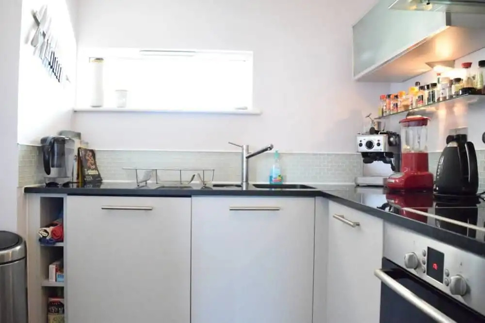 East London 2 Bed Flat With Balcony
