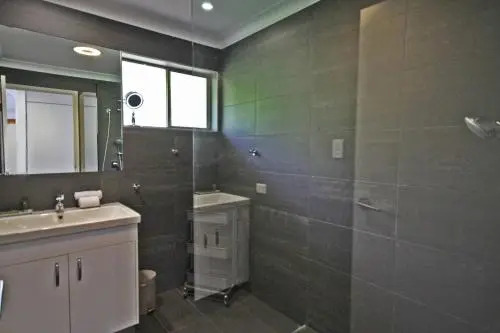 Red Door Beach House - Marcoola Beach - PET FRIENDLY, FOXTEL, WIFI, 500 BOND, Linen Supplied