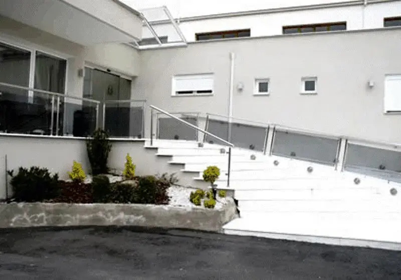 Dedis Hotel
