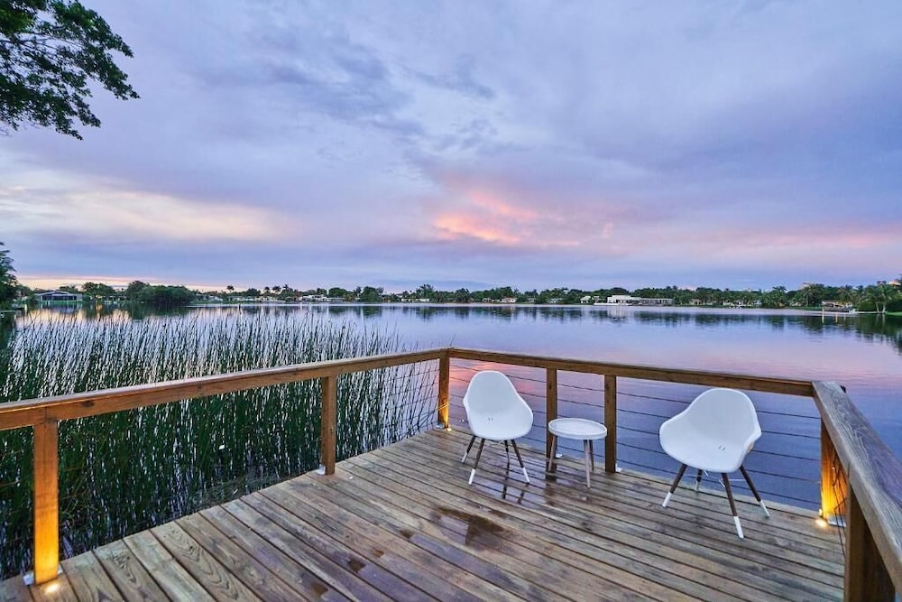 Lakefront Villa ·Tropical Backyard·Kayak·Cool Deck
