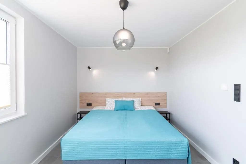 W Sam Las by Klif Ustka - Apartament na Parterze z Tarasem, Widokiem na Las i Parkingiem