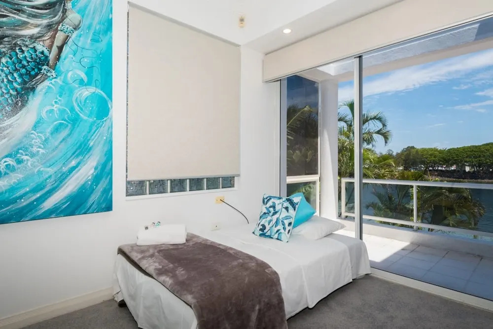 Edgewater on Chevron Waterfront 5 Bedroom Deluxe House Central Surfers