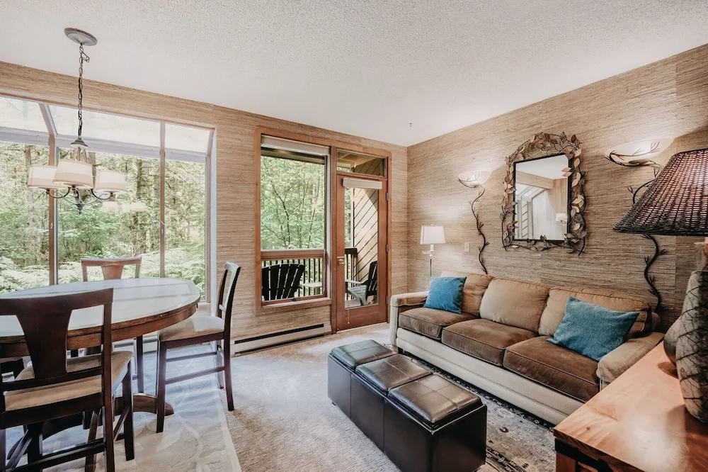 84sw - Sauna - Soaker Tub -  Fireplace - Sleeps 6 2 Bedroom Home by RedAwning