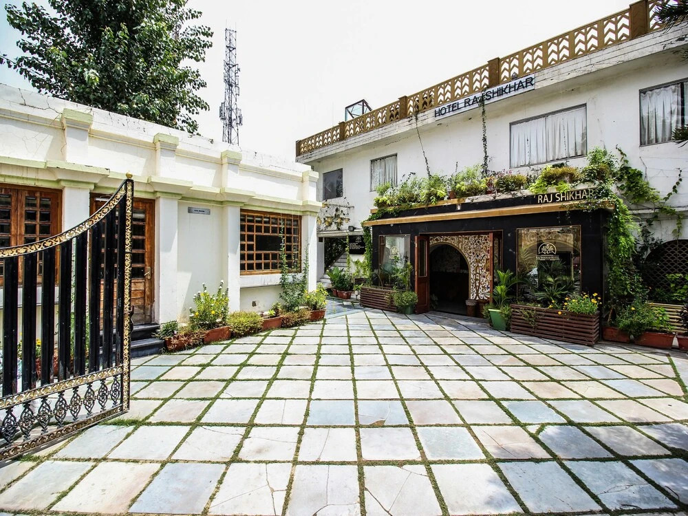 OYO 18849 Hotel Raj Shikhar