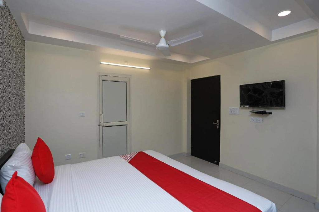OYO Flagship 22697 Richa Grand Inn
