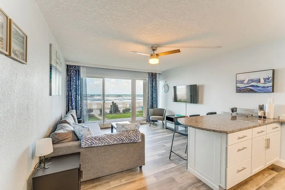 Cozy Daytona Beach Condo - Steps to Ocean!