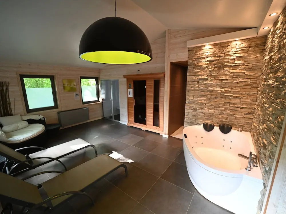 Lovely Holiday Home in Marche-en-Famenne with Hot Tub