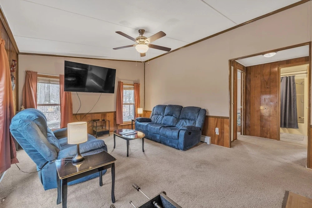 Pocono Family Home With Lake Access & Fire Pit! Pet Friendly! 3 Bedroom Cabin by Redawning
