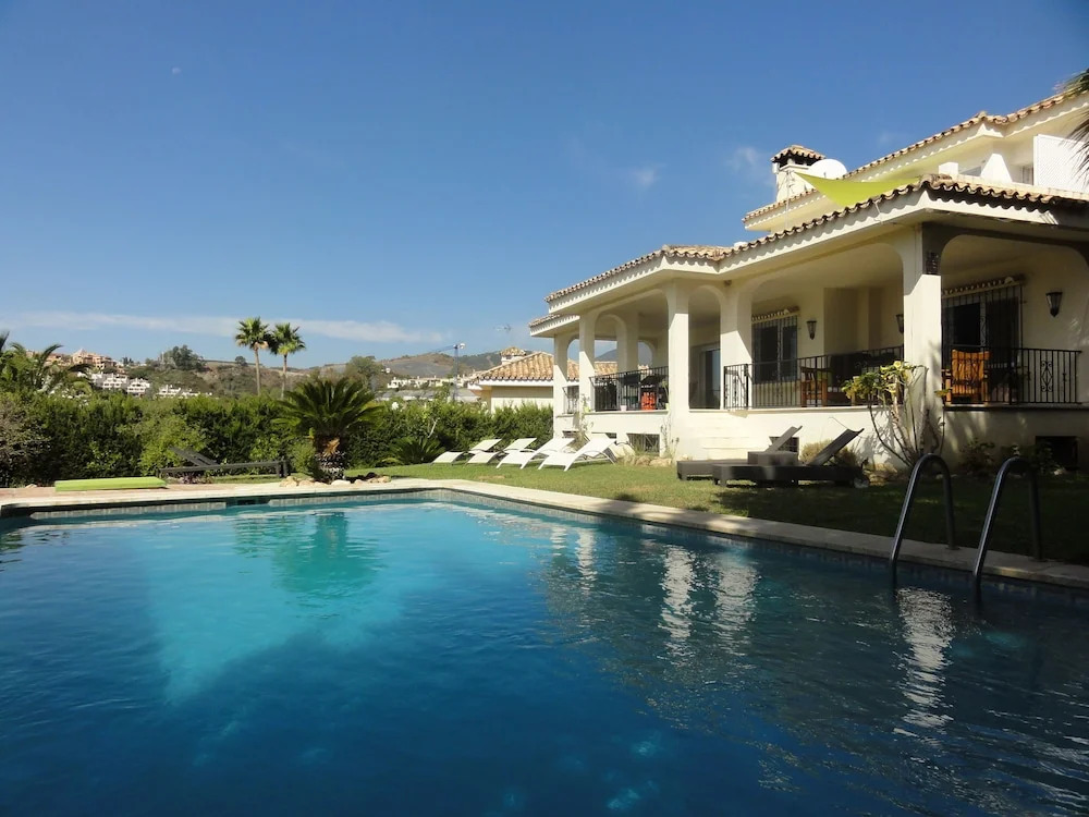 Spacious 5 bed Villa With Private Garden and Pool Close to Puerto Banusmarbella