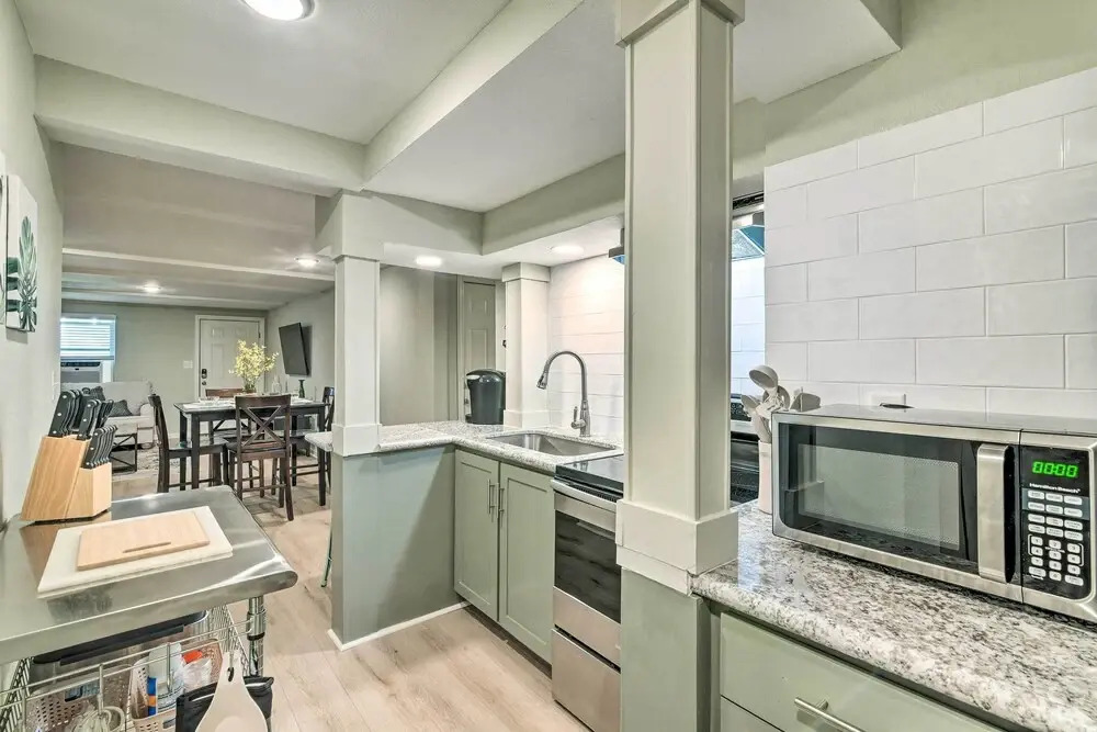 1 Mi to Seawall! Dog-Friendly Coastal Getaway