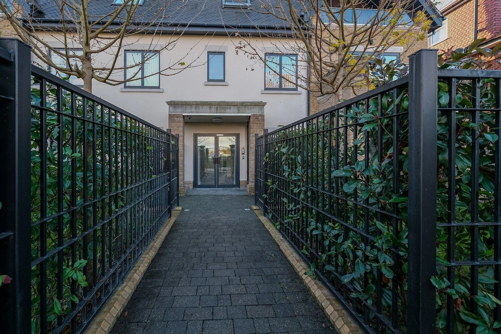 The Isleworth Garden Retreat 3BR 2BA with Gated Parking