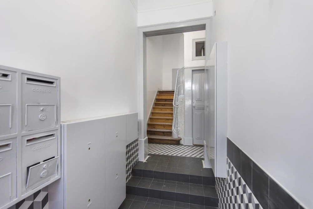 Artistic-White Flat