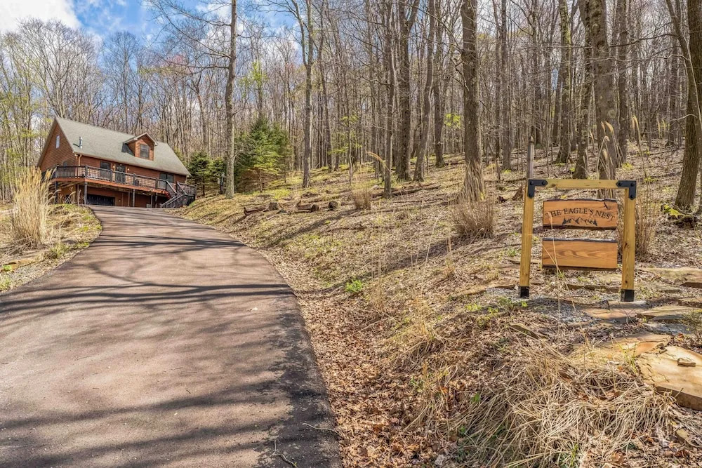 'the Eagles Nest at Alpine' Cabin w/ Fireplace!