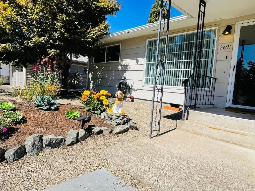 Welcome! Colorful 50's Ranch in the Heart of Eugene