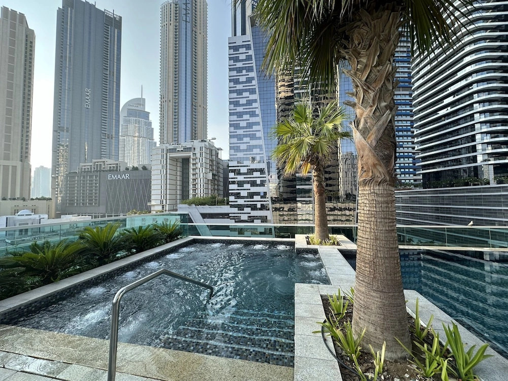 Lux BnB Upper Crest Tower I Skyline Views