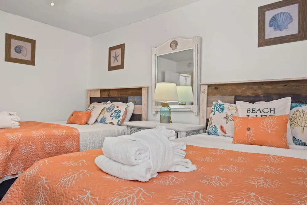 Sleeps 10, 4 Pools, Mini-golf Fun + Free Tickets: Dolphin Cruise & More