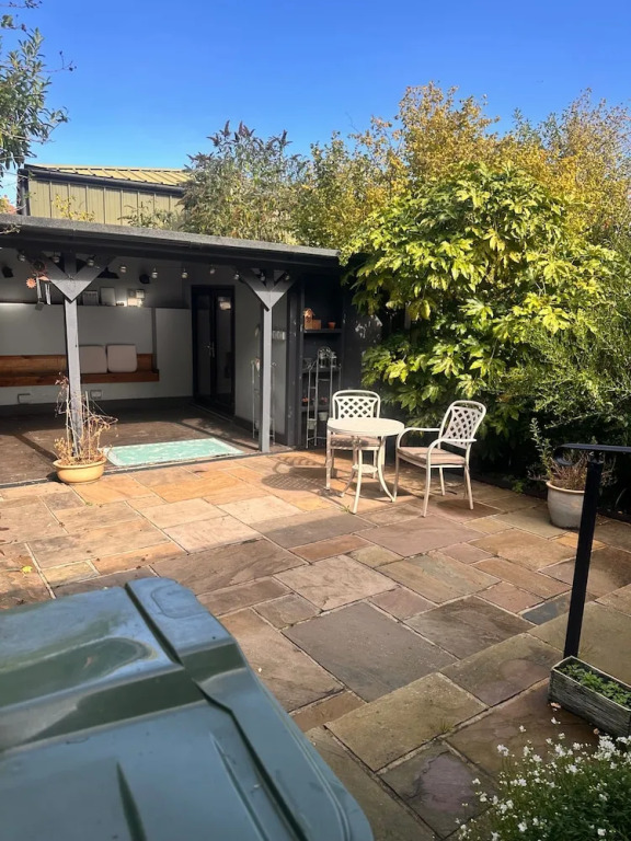 House Sleeps 5 With Garden and Parking