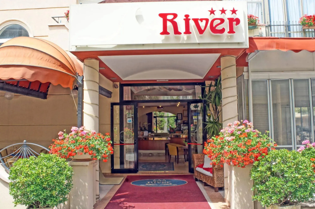 Hotel River fronte mare con piscina