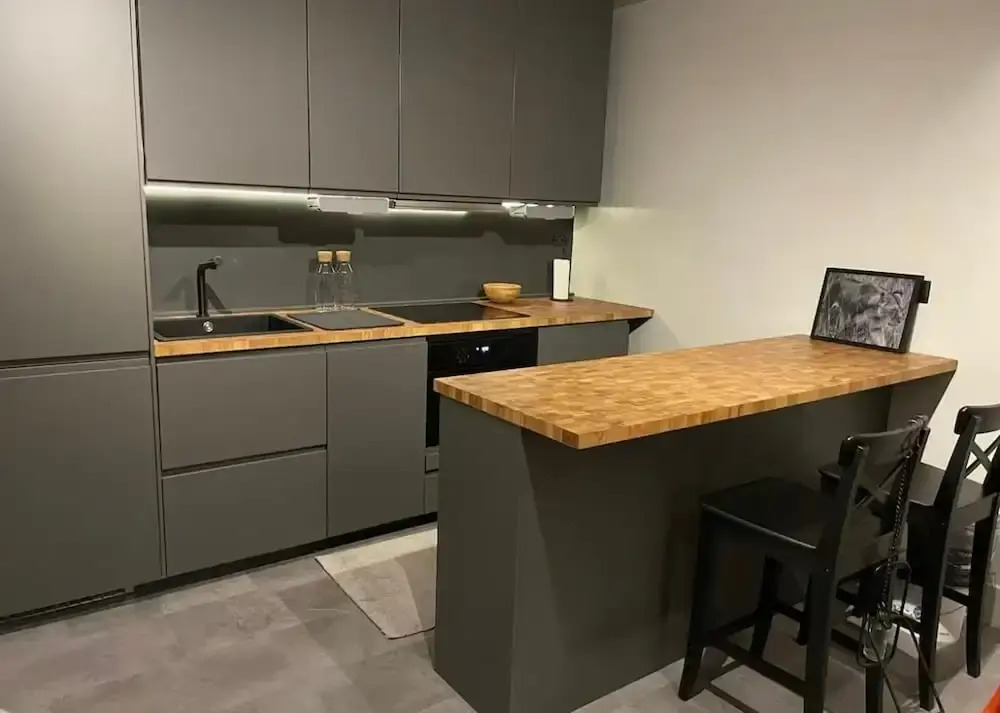 Apartment - Sleeps 4 - Parking - Near Station