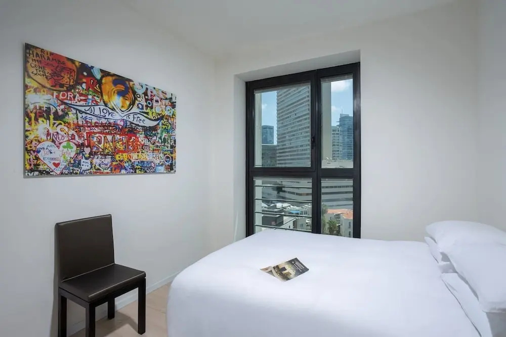 Elegant 3BR in White City by HolyGuest
