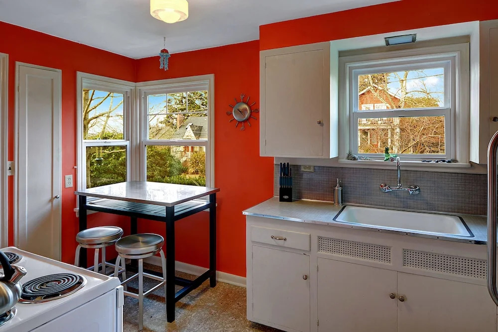 Husky Hideaway - Two Bedroom Home with Fireplace