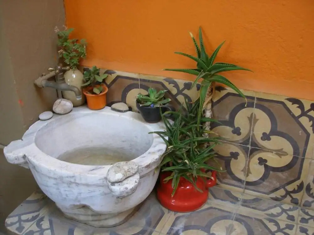 Living Like in a Cottage in the Center of Athens