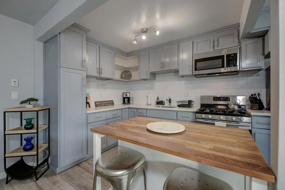Cute Apt Close To Downtown, Long Beach! 1 Bedroom Apts by RedAwning