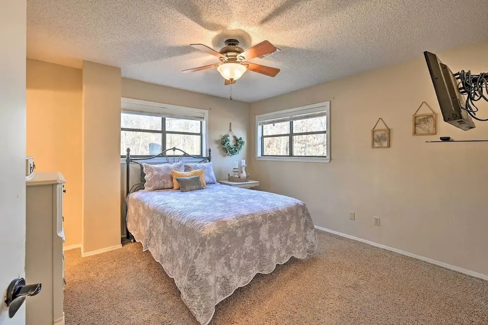Pet-friendly 'shady Oaks' Broken Bow Gem w/ Patio!