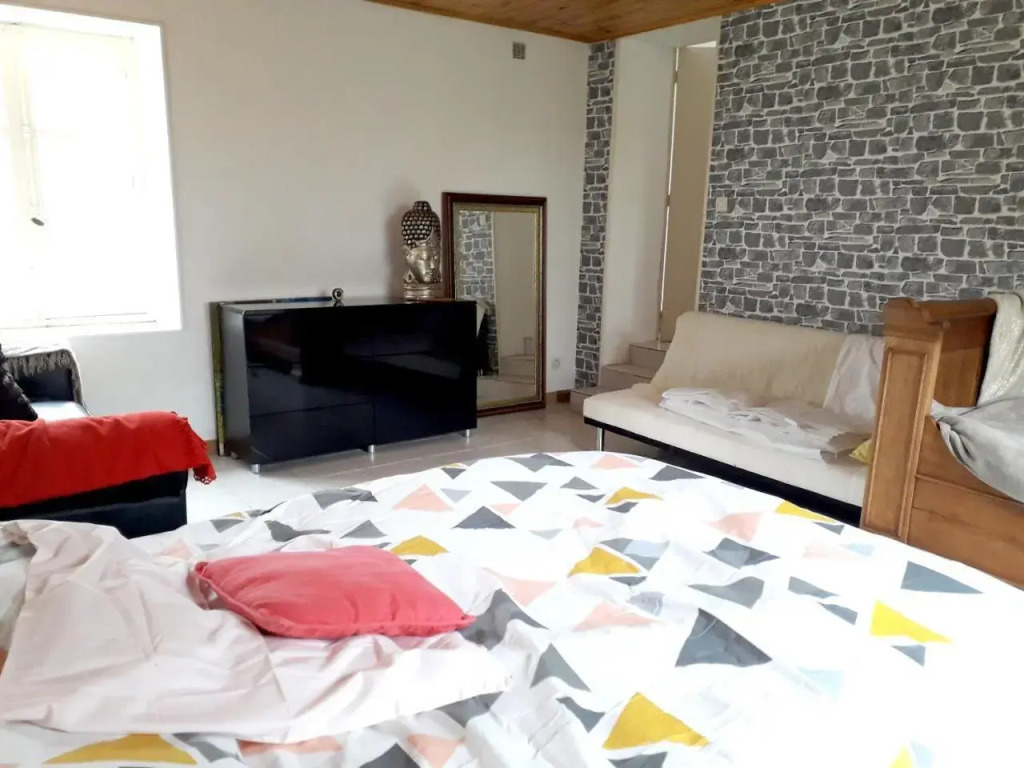 Maison plein pied dans bourg avec tous commerces