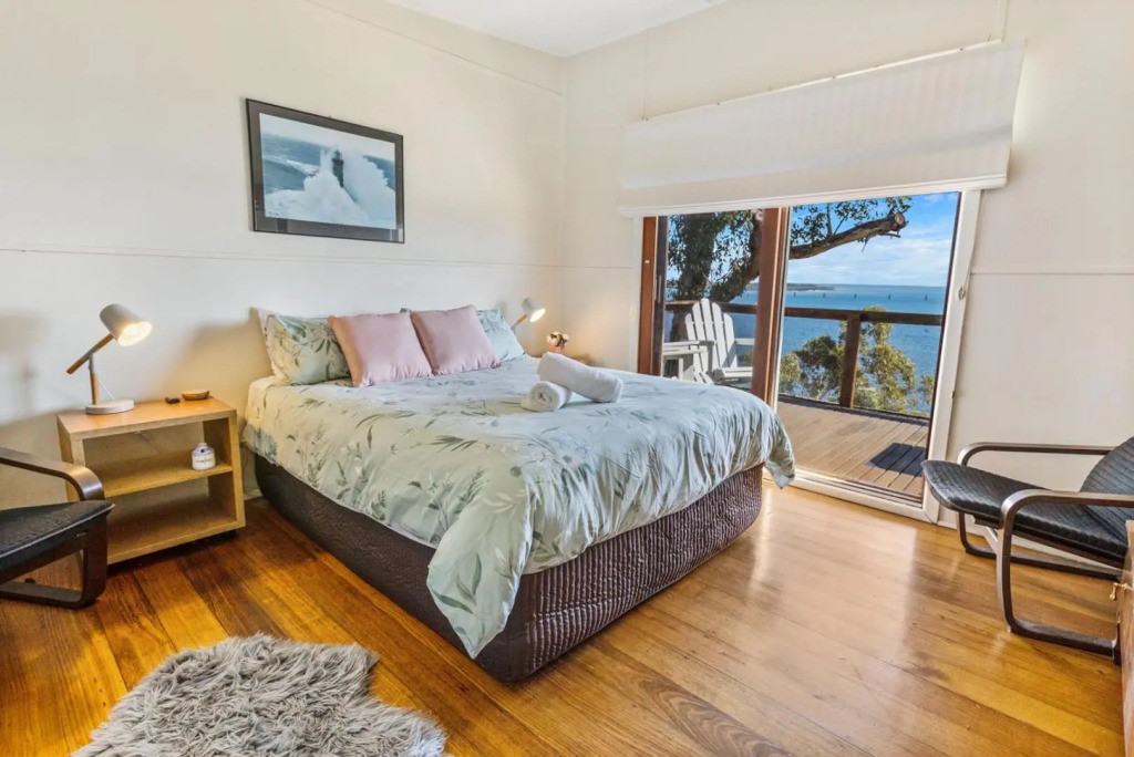 Lakescapes Cottage - 180 Degree Panoramic Views