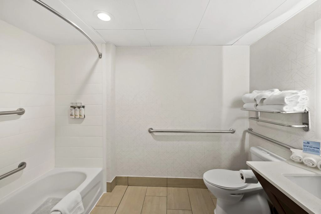 Holiday Inn Express & Suites Raleigh NE - Medical Ctr Area by IHG