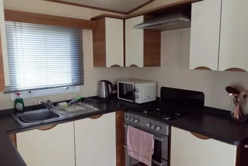 Caravan - Sleeps 8 - Pets Ok - Parking