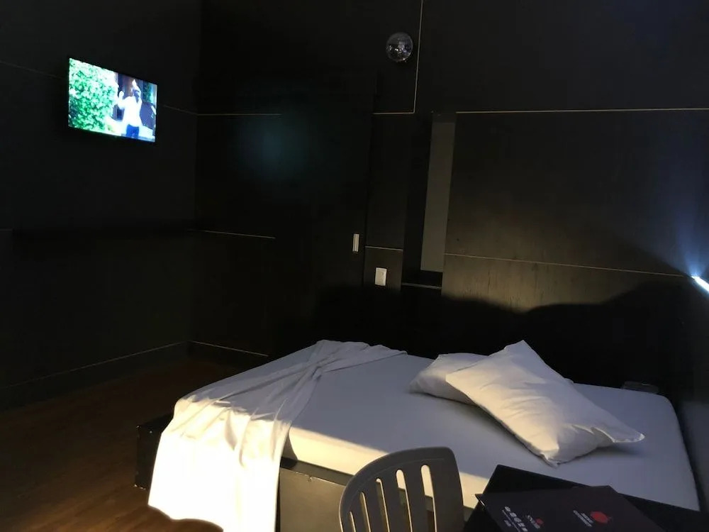 Snob Motel