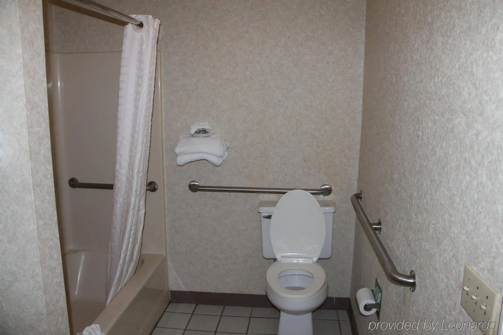 Quality Inn & Suites Greensboro near Lake Oconee