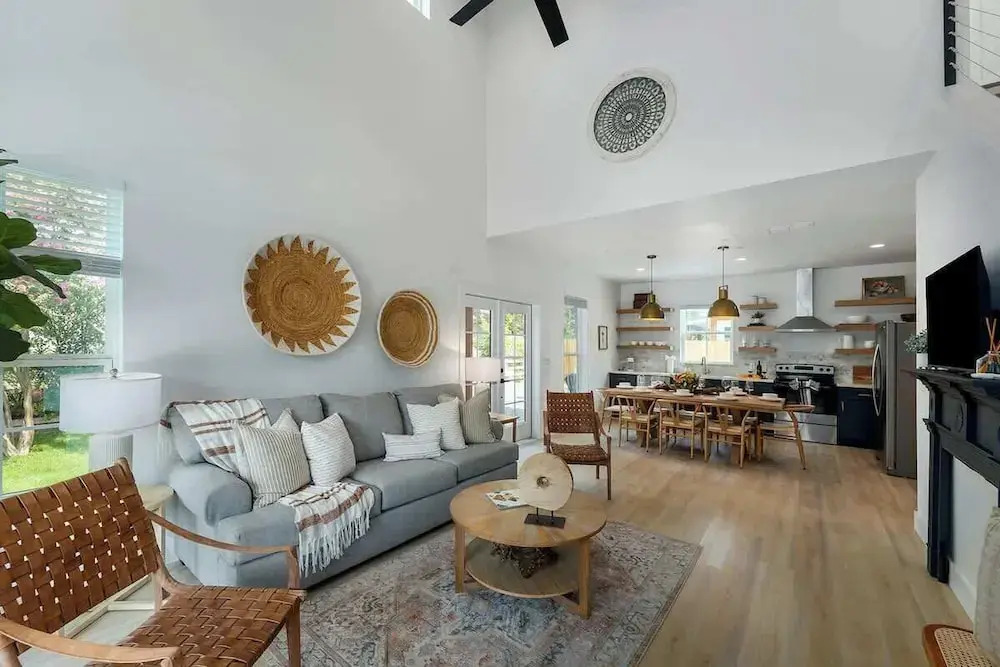 Rosé Retreat: Luxurious Getaway for 6, Hot Tub, Steps to Main Street