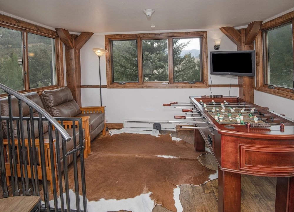 Bridge St. Condominium R2 3 Bedroom Condo by RedAwning