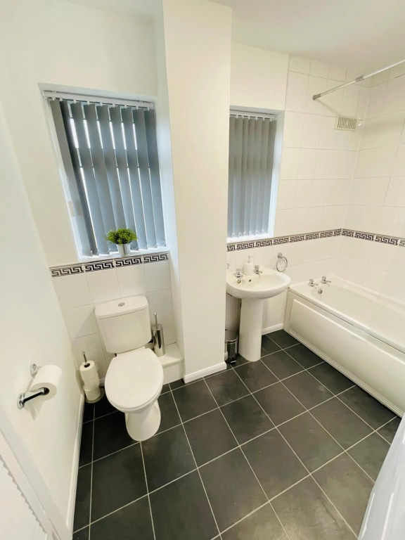 Lovely Modern 3 Bedroom Home with Private Garden & Large Driveway Fits 2 Vans Ideal for Contractors NHS & Long Term Stays Easy Access to M6, Walsall & City Centre