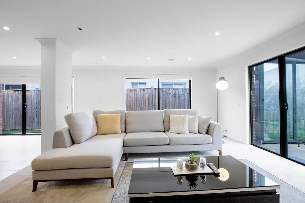 Lightful Charming House With Free Parking