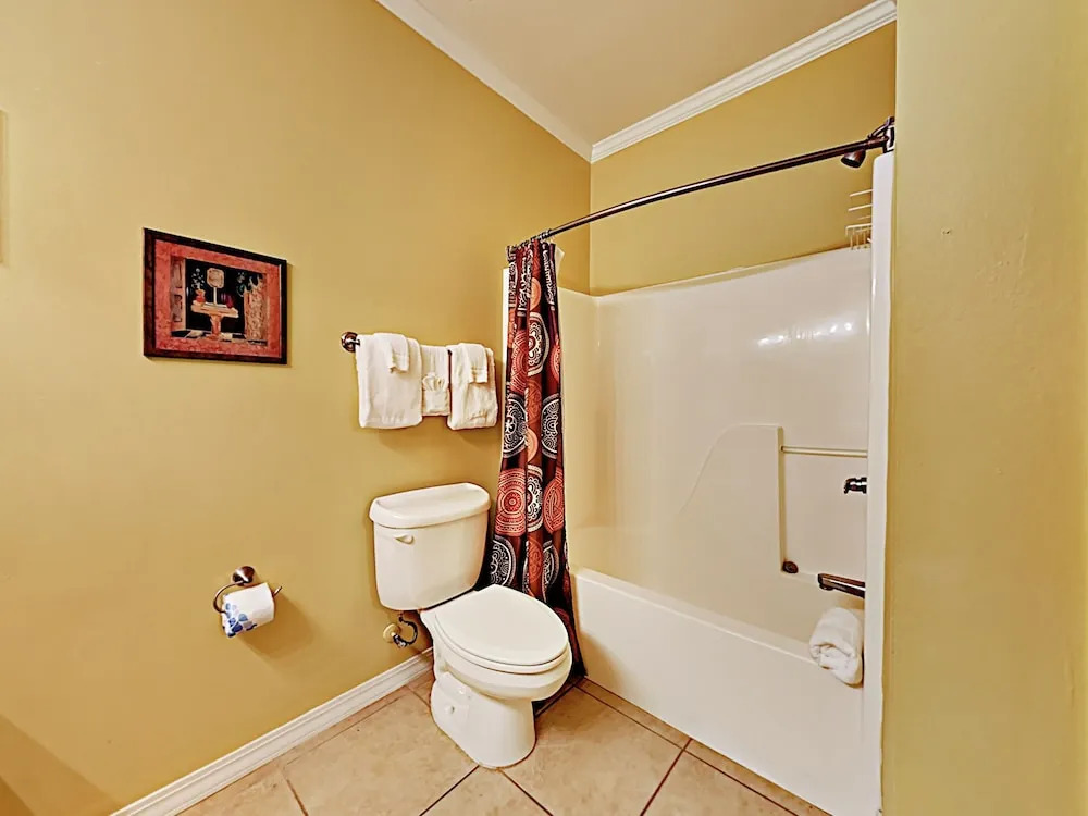 Ranch-style W/ Pool & Screened Patio 3 Bedroom Condo