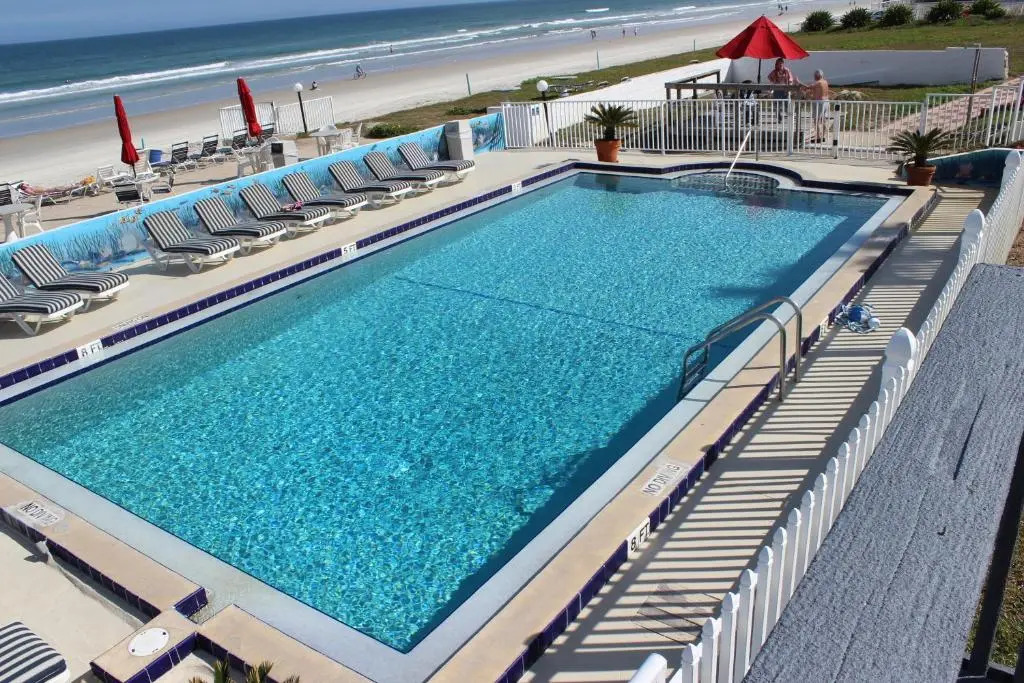 Shoreline Suites & Cabana Cottages - Beachfront