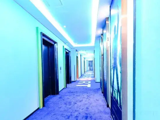 Yuyue Esports Hotel (Shanghai Hongqiao Airport Hangzhong Road Subway Station Store)