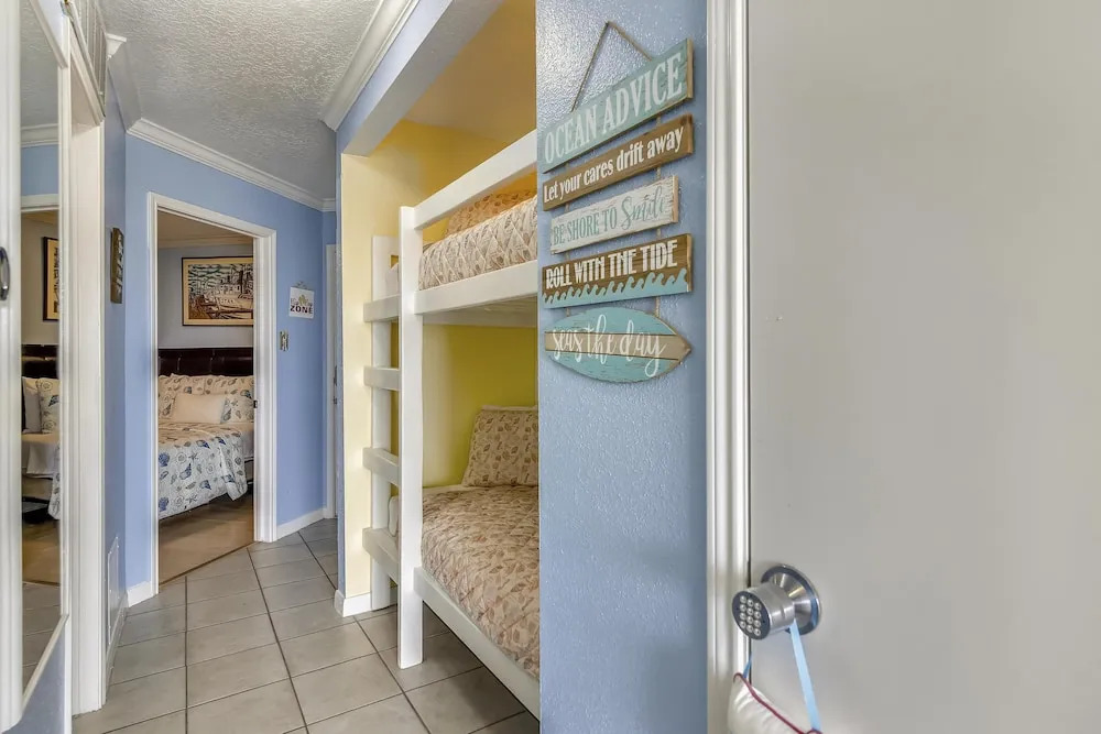 Victorian 9318-Kiwi Flip Flop - 1 Br Condo