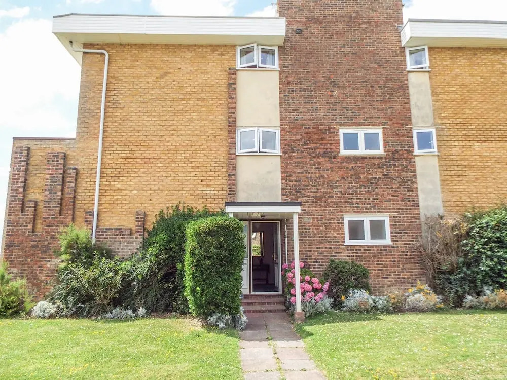11 Broad Strand