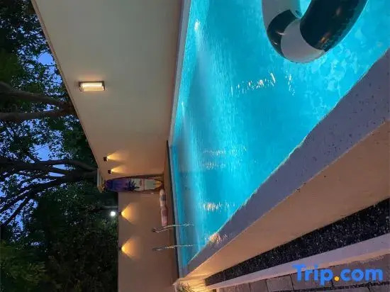 Wind & Water Nautical Club | Poolside Holiday Villa (Golden Coast Luojia Temple Branch)