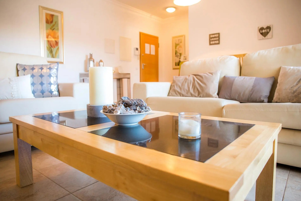 B05 - Lux & Pool Central Apartment