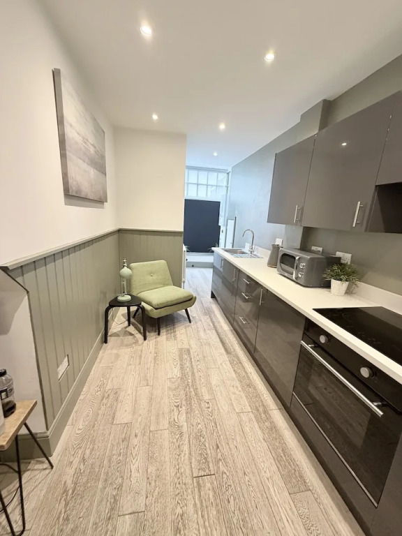 Cosy one bedroom apartments with free evening parking