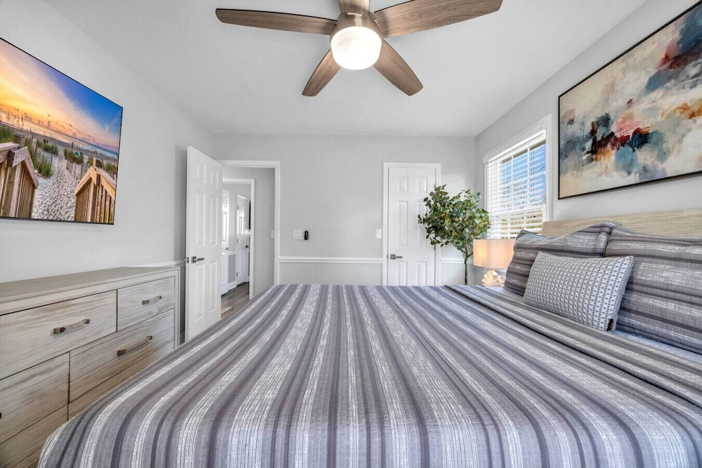 Sea La Vie Villa 3BD Beach Retreat fence yard