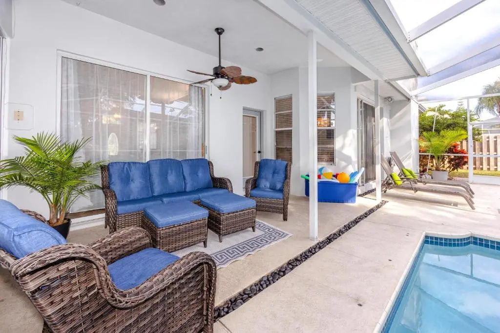 Palm Harbor Paradise - Spacious Home In Quiet Neighborhood with Heated Pool, Billiard Room, Hot Tub