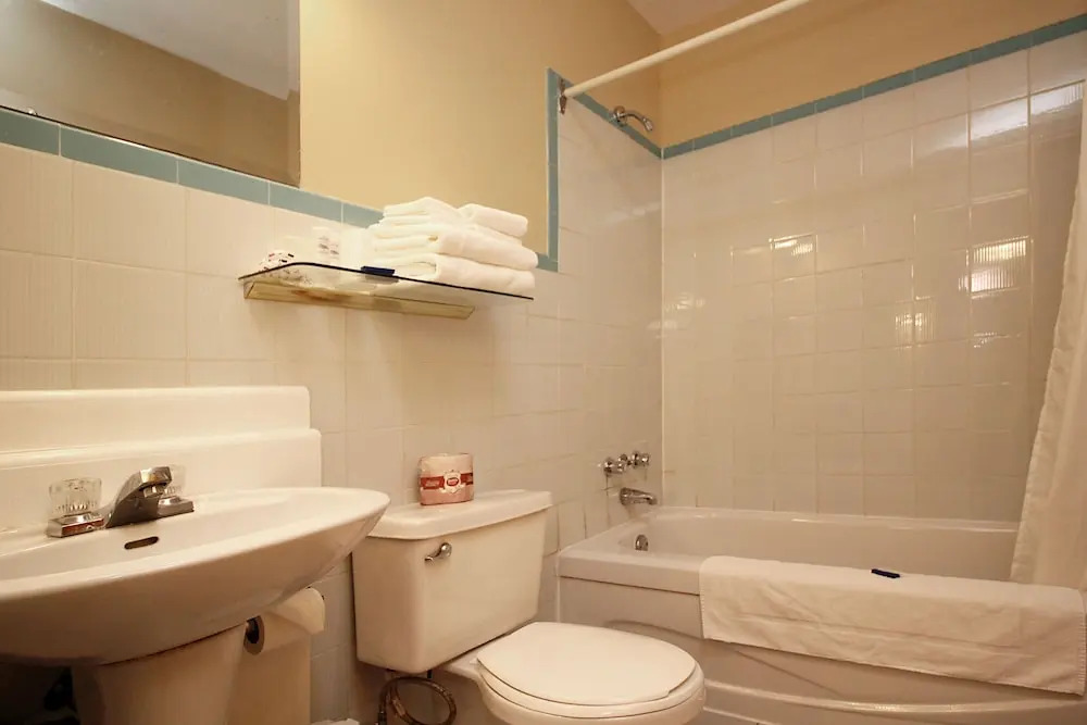 Hotel Champ de Mars Montreal