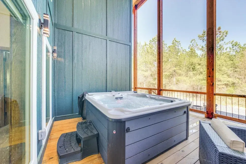 Broken Bow Cabin ~ 5 Mi to State Park w/ Hot Tub!